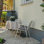 „bei Julia“ - Ruhe, Garten & Kaiserstuhl-genuss *